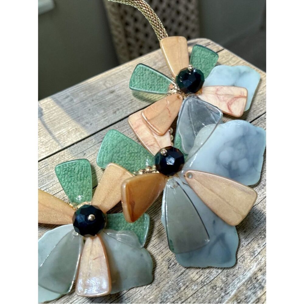 Beautiful Floral Statement Necklace in Peach, Green & Pearl - Picture 2 of 6